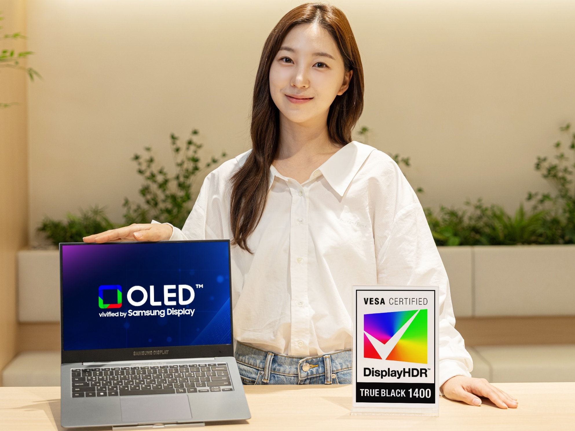 Samsung 1600 Nit Tandem OLED Laptop Display